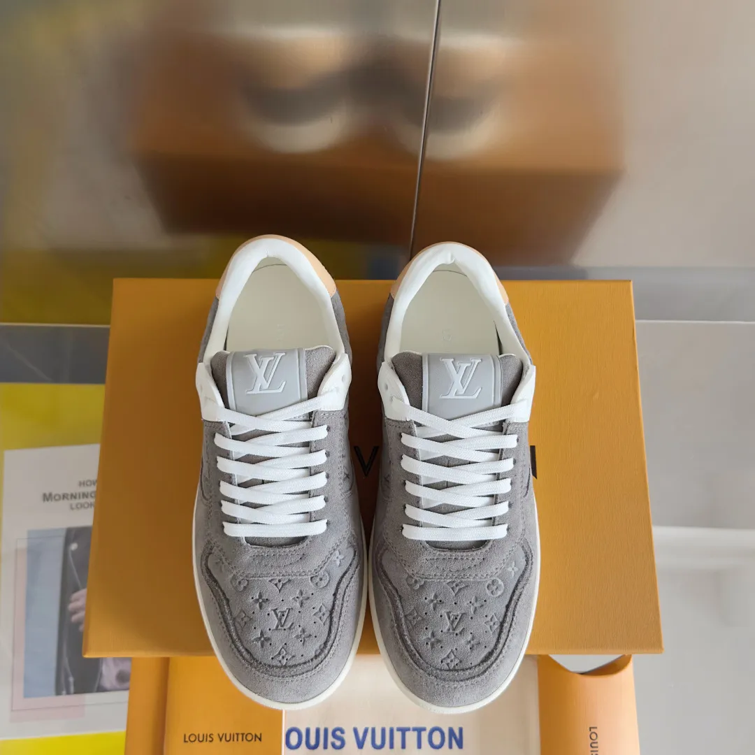 👟👟Ex-factory price 740👟👟 Top version LV Louis Vuitton L House Donkey Brand Stadium Series Casual Sports Shoes White Shoes Dexun Shoes Original purchase, development and production LV Stadium sports shoes are soft cow leather partially embossed with Monogram patterns, reproducing the retro design trend. Monogram canvas trim and toe perforations bring together exquisite details, the tongue is decorated with LV letter label, and the outsole depicts the Louis Vuitton logo. Exquisitely packaged at the delivery counter🛍📦 ▪️ Fabric: Original imported first-layer cowhide ▪️ Lining: Original imported soft sheepskin lining ▪️ Sole: Original open-molded non-slip rubber outsole ▪️ Bottom thickness: 3CM ▪️ Size: Women's 35-41